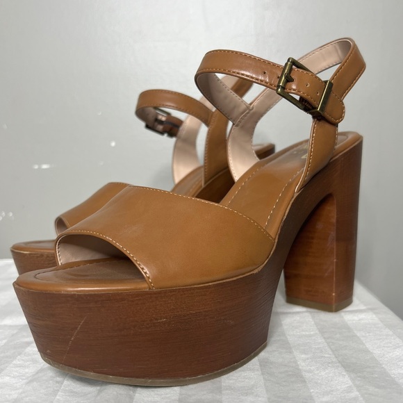 Comfortable heels. Some scratches - Picture 3 of 5